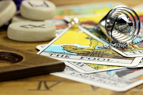 Tarotkartenlegung - Wer kann Kartenlegen?: Foto: © Bjoern_Wylezich / shutterstock / #363059681